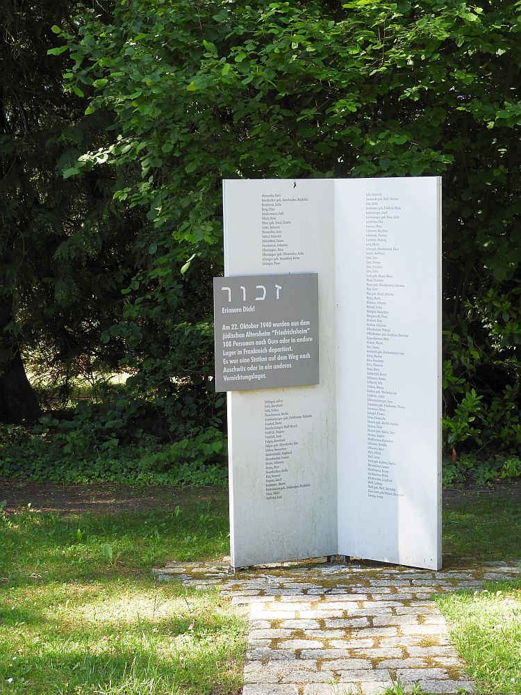 Stele im Park des Friedrichsheims mit den Namen der Gailinger Juden, die am 22.10.1940 deportiert wurden